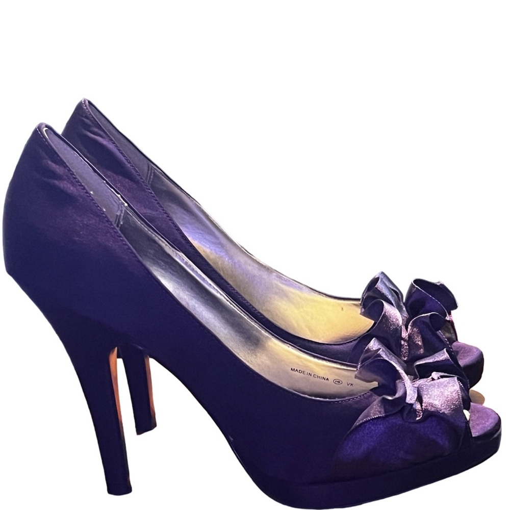 Like new Niña New York stiletto satin w/ leather soles